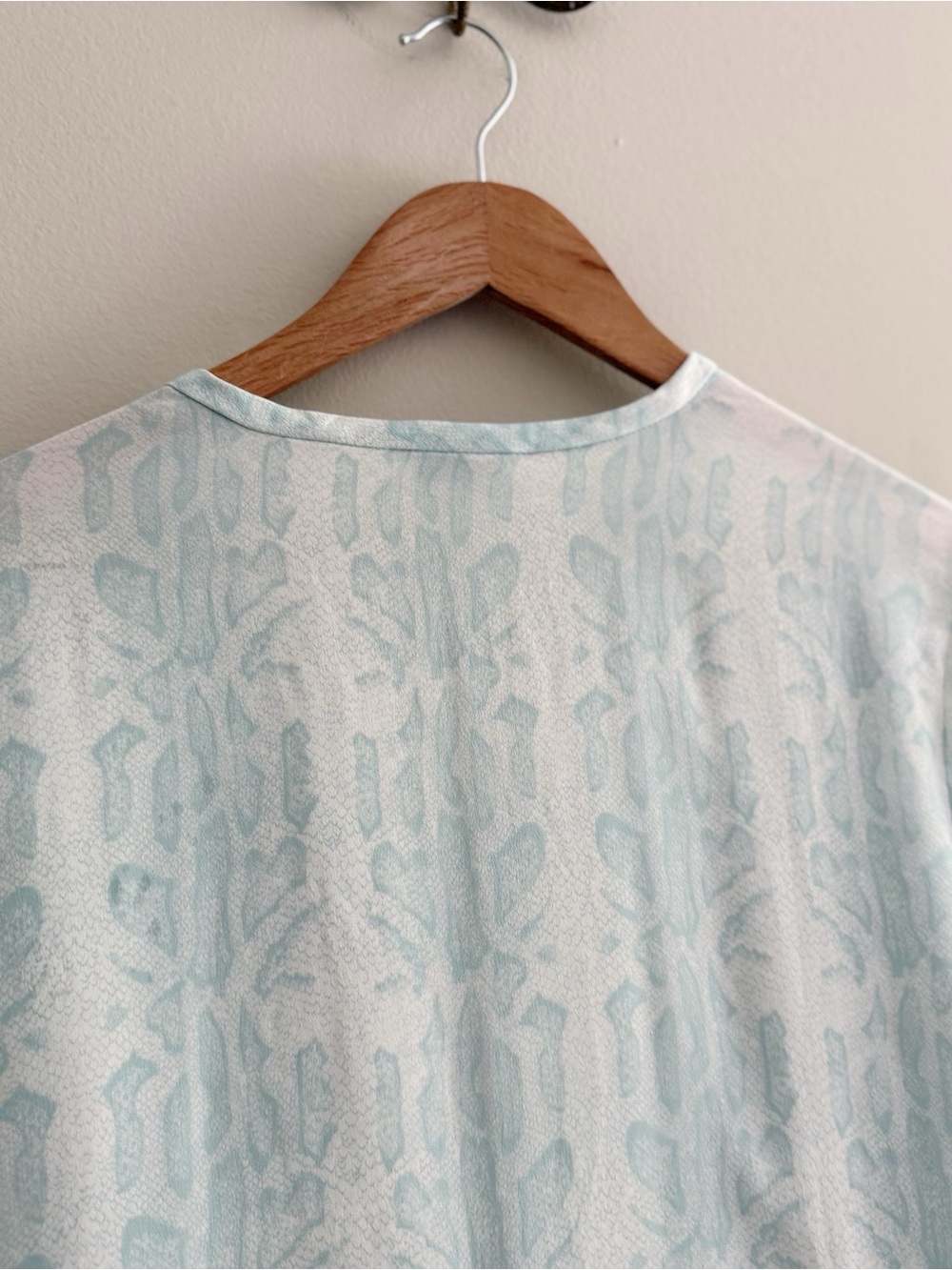 Equipment Femme Silk Reptile Snakeskin Print Aqua White Blouse size Large - Picture 3 of 5